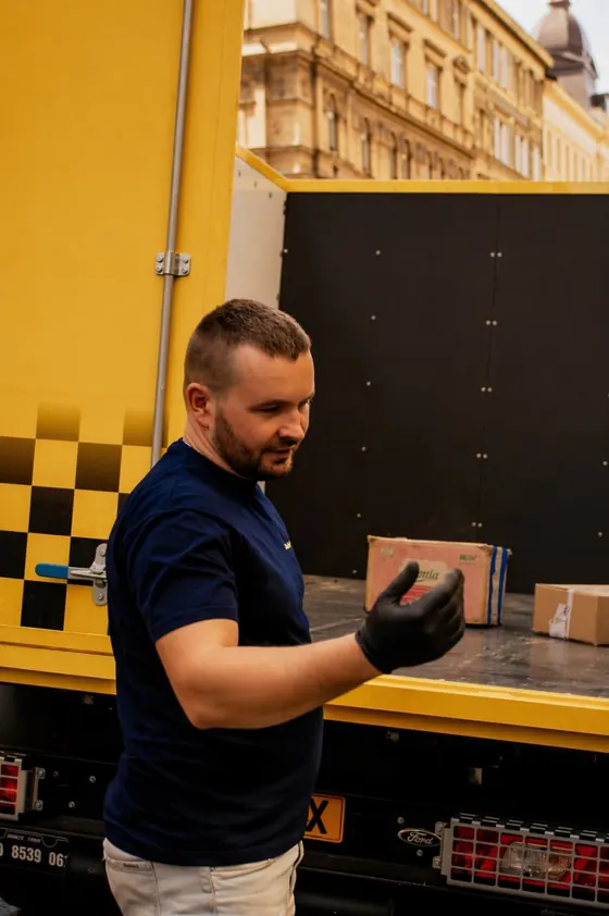 Řidič Odpad Taxi u vozu při nakládce