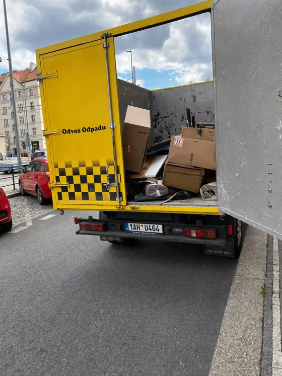 Naložený vůz Odpad Taxi s nábytkem a krabicemi